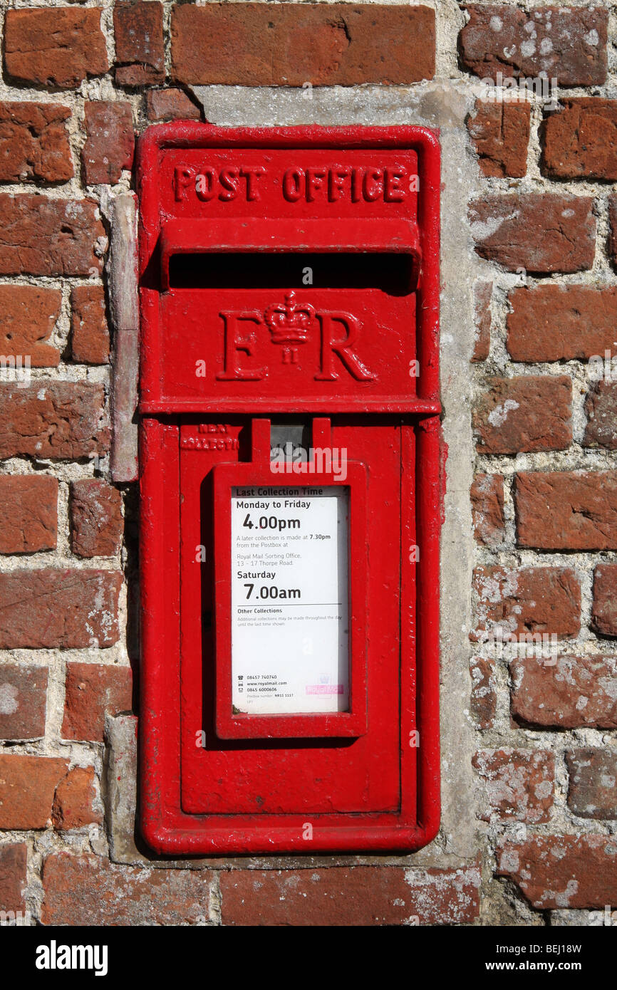 Red Post Box in un muro di mattoni, Blickling, Norfolk Foto Stock