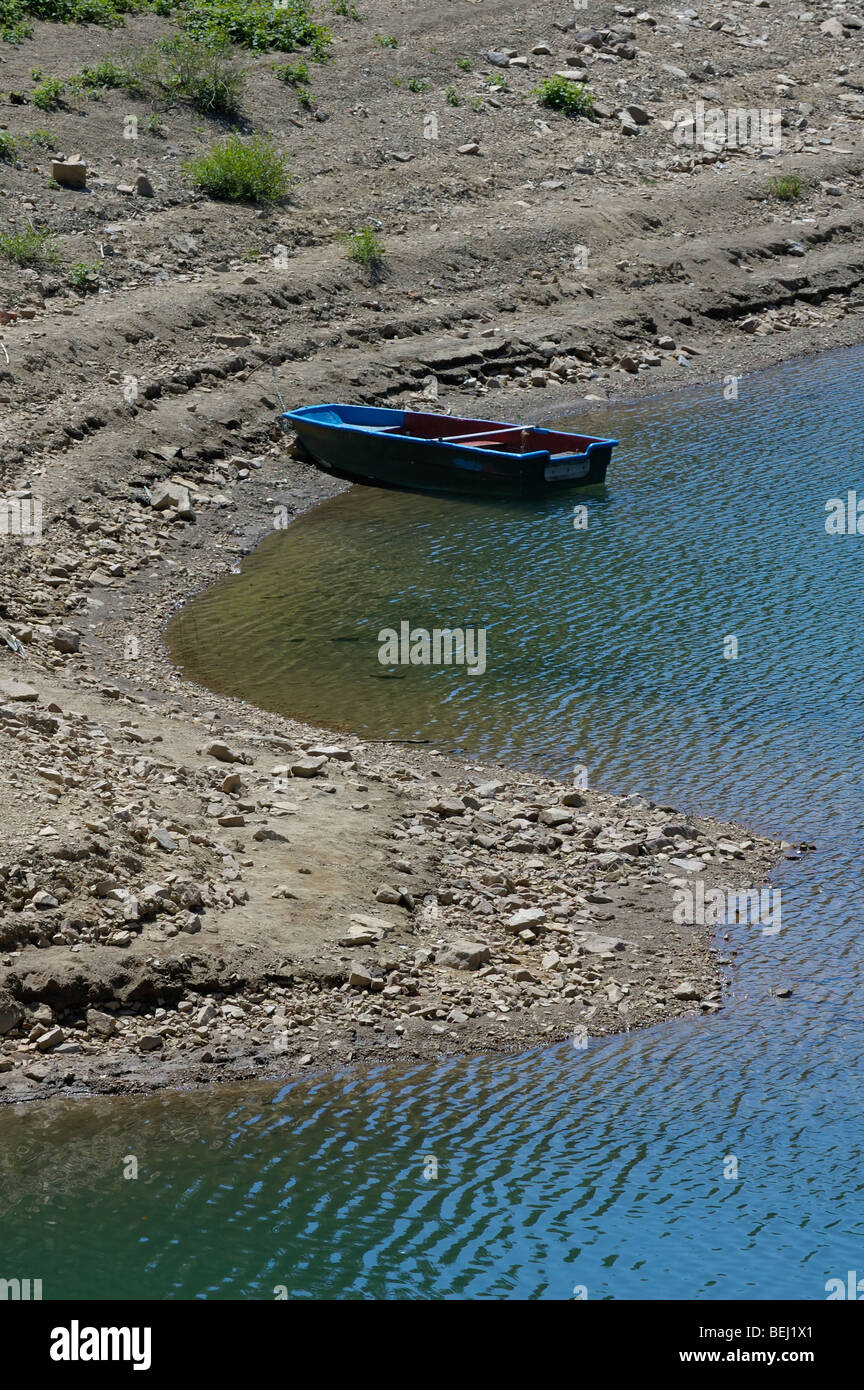 Barca blu su un lago, lago Lokvarsko, Gorski Kotar, Croazia Foto Stock