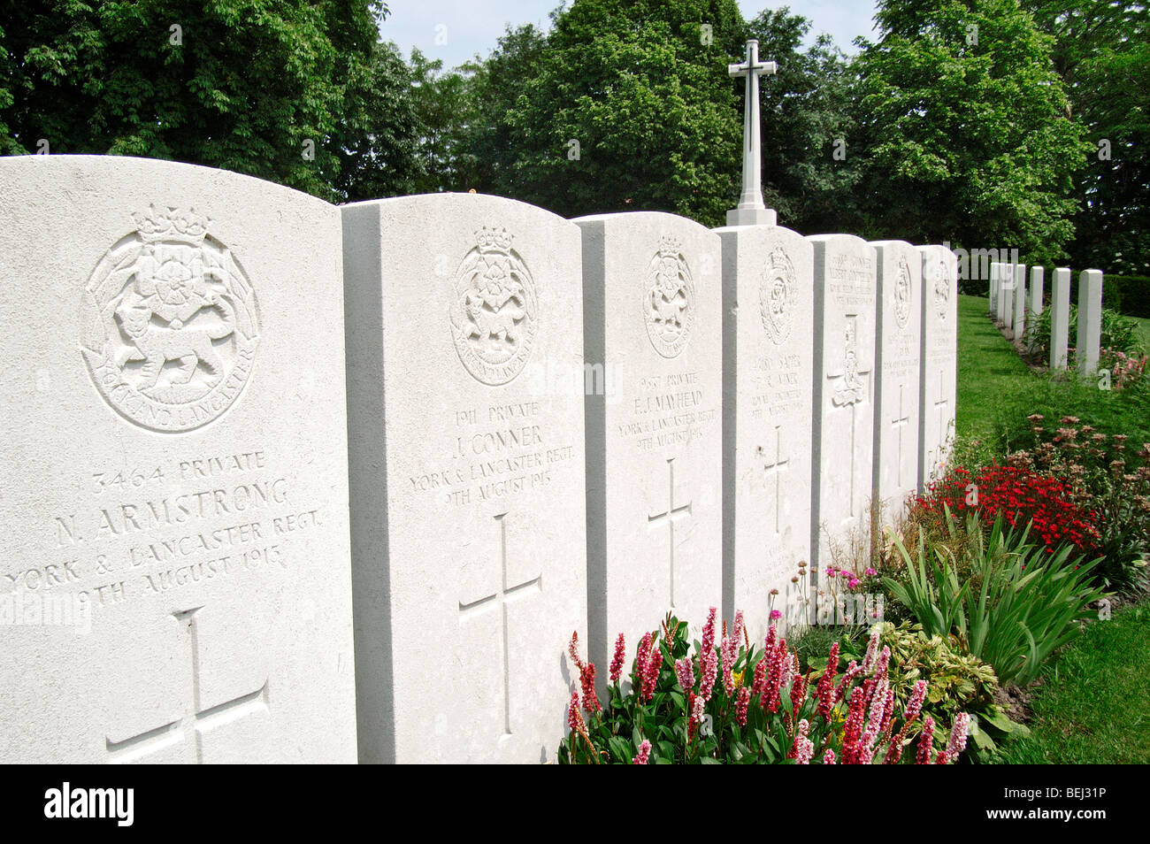 La prima guerra mondiale i bastioni cimitero / Lille Gate con croce di sacrificio e di tombe di British prima guerra mondiale uno dei soldati, Ypres, Belgio Foto Stock