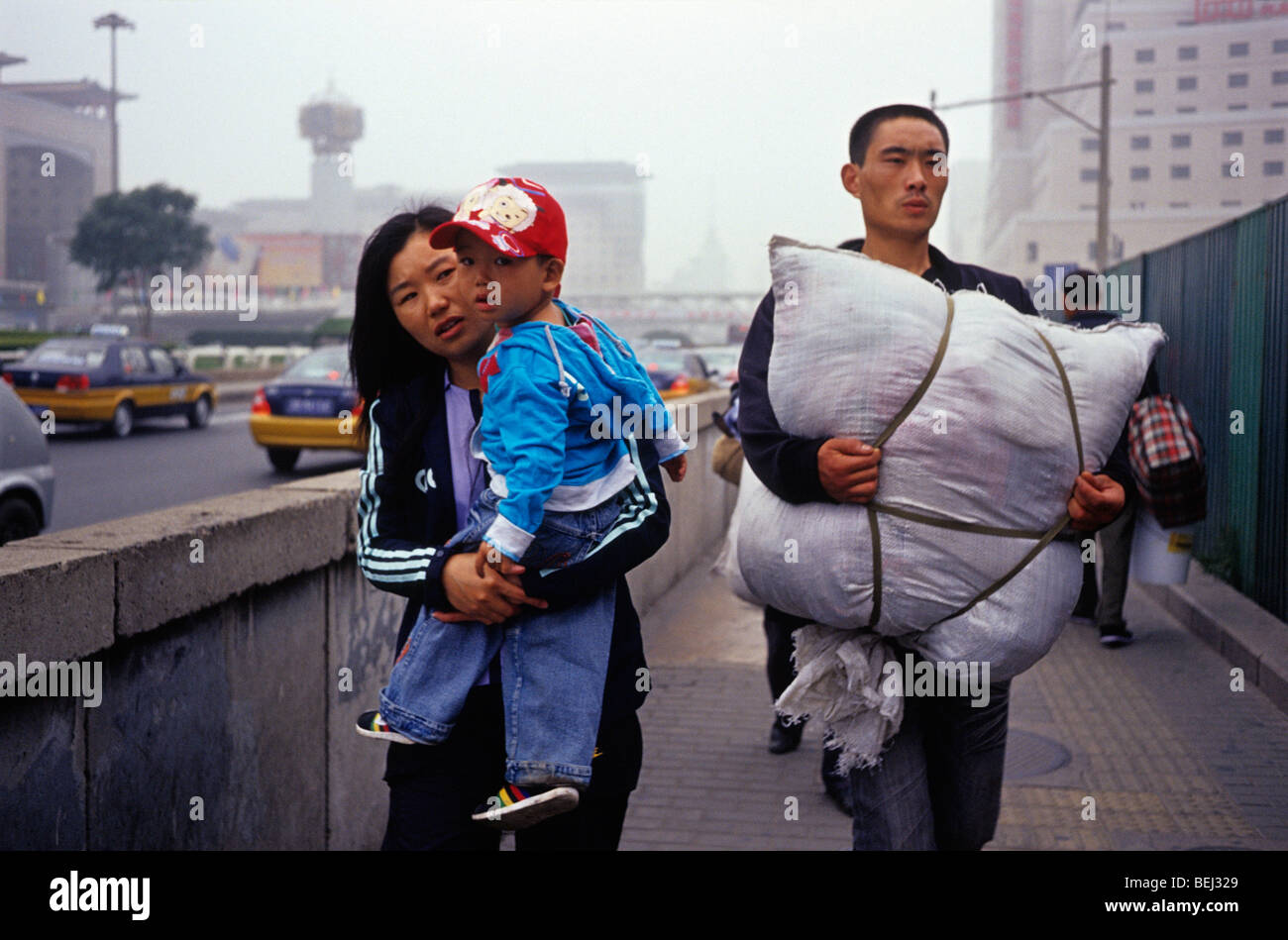Lavoratore migrante sulla loro strada per la stazione ferroviaria di Pechino, Cina. 30-set-2009 Foto Stock