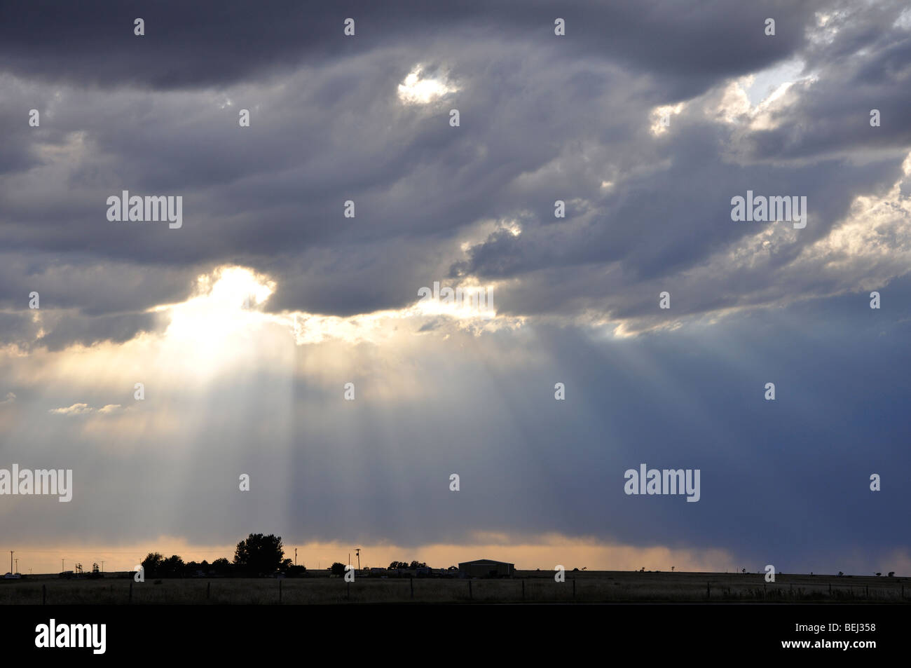 Raggi di sole tra le nuvole Foto Stock