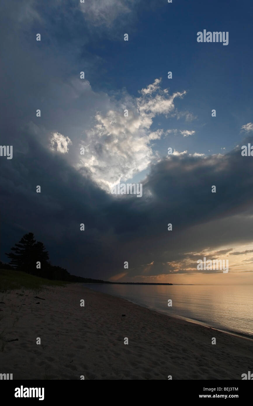 Tramonto estivo sul lago Superior nella penisola superiore del Michigan negli Stati Uniti angolo basso nessuno minimalista sfondo naturale alta risoluzione Foto Stock