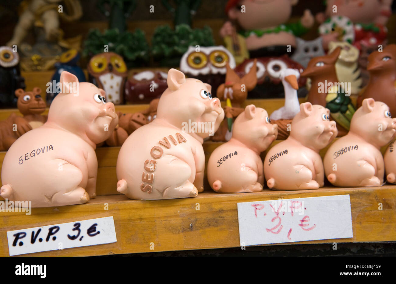 Gli elementi decorativi e negozio di souvenir in vendita, Segovia, Spagna Foto Stock