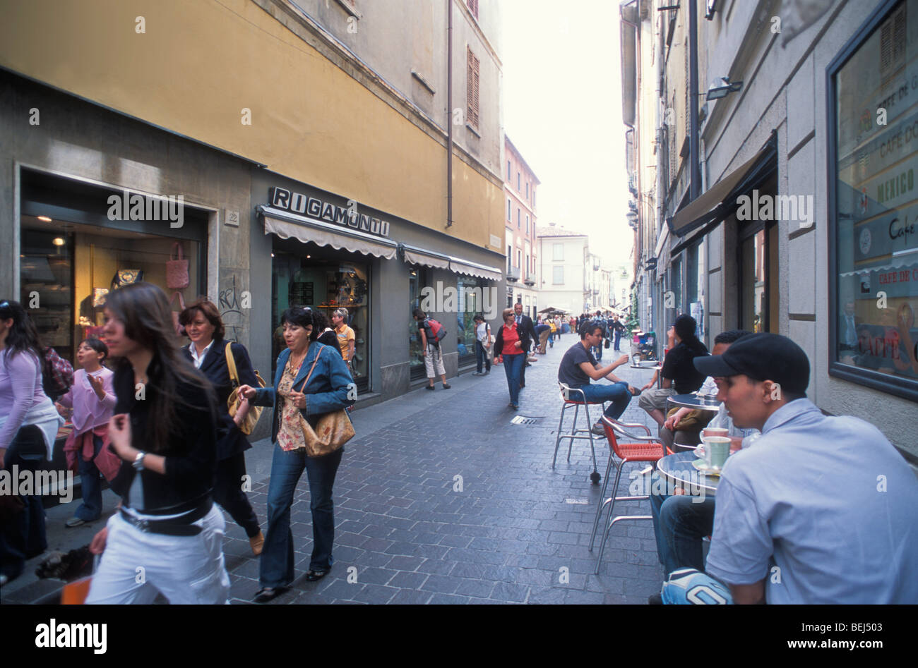 La gente alla zona pedonale di Como, il lago di Como, Lombardia, Italia Foto Stock