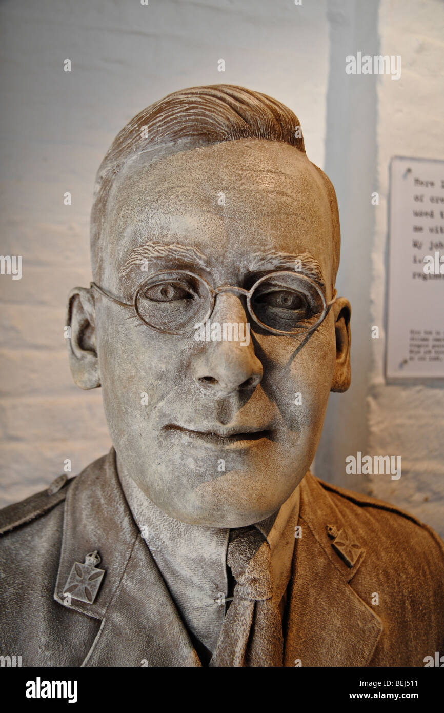 Close up della statua di P. Philip "Tubby" Clayton all'interno di Talbot House, Poperinge, Belgio. ISO200 Foto Stock