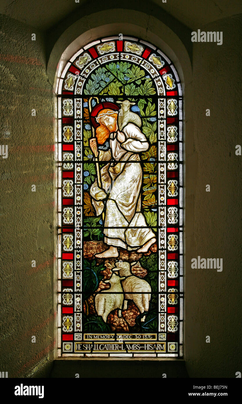 Una vetrata di J Powell & Sons, raffigurante Gesù il buon Pastore, la Chiesa di St Giles, Houghton St Giles, Norfolk Foto Stock