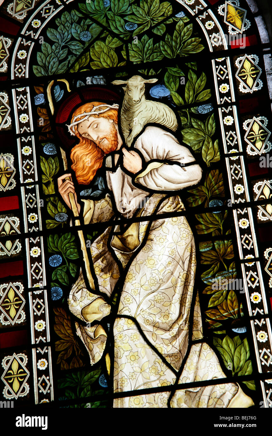 Una vetrata di J Powell & Sons, raffigurante Gesù il buon Pastore, la Chiesa di St Giles, Houghton St Giles, Norfolk Foto Stock