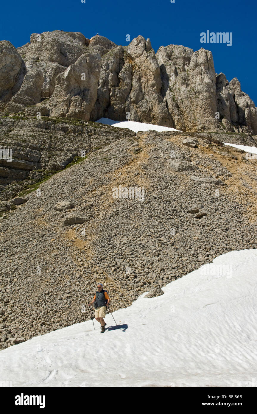 Alpinista su un snowfield, Monte Bondone, Trentino Alto Adige, Italia Foto Stock