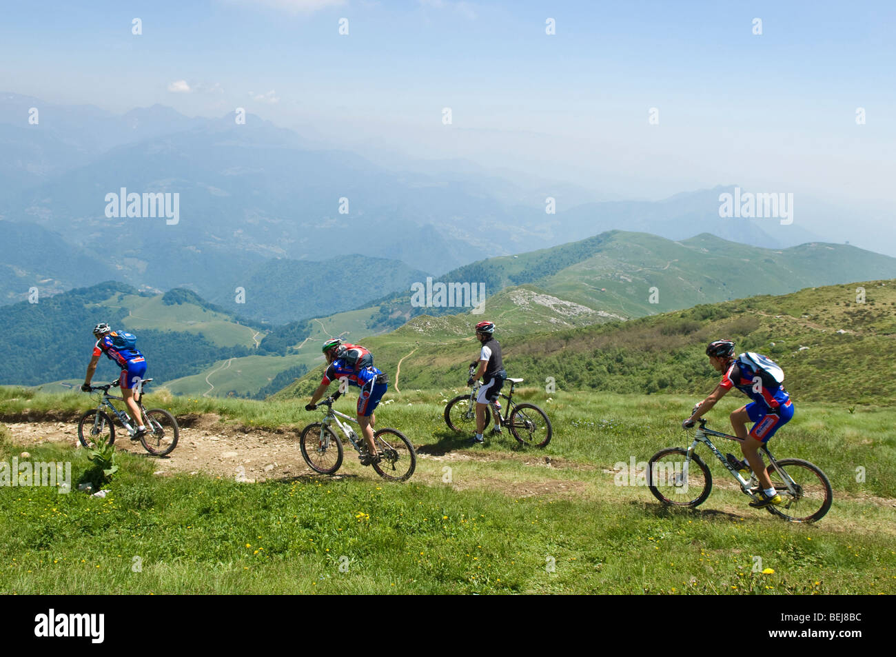 I ciclisti verso la parte superiore, Guglielmo di montagna, Lombardia, Italia Foto Stock