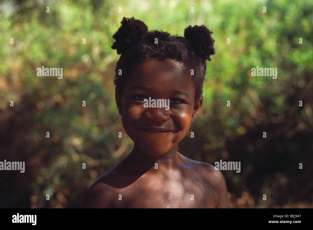 Giovane francese nero ragazza felice sul Camping holiday inn Corsica Foto Stock