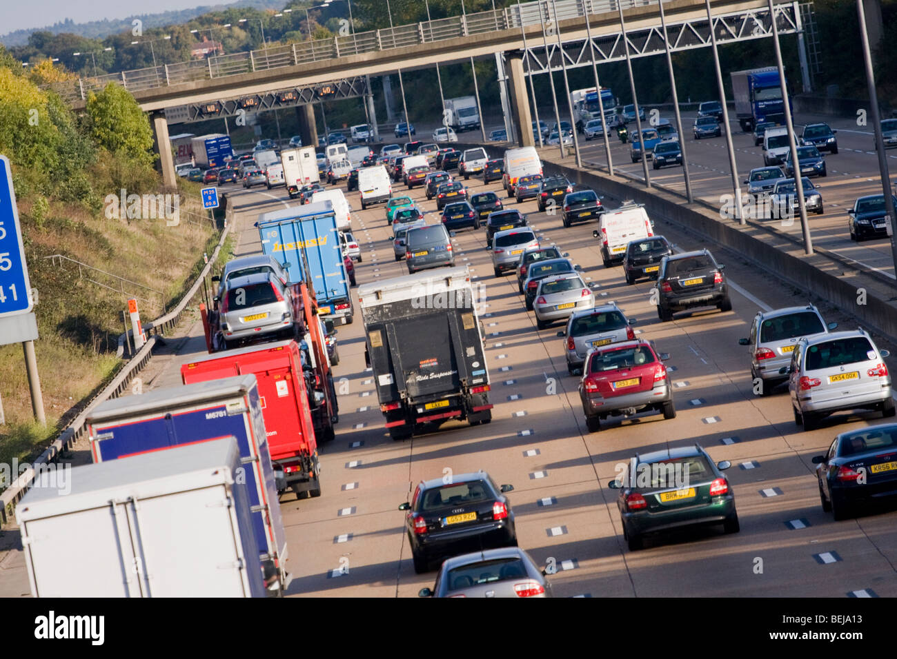 M25 autostrada tra 9 e 10 Surrey in Inghilterra Foto Stock