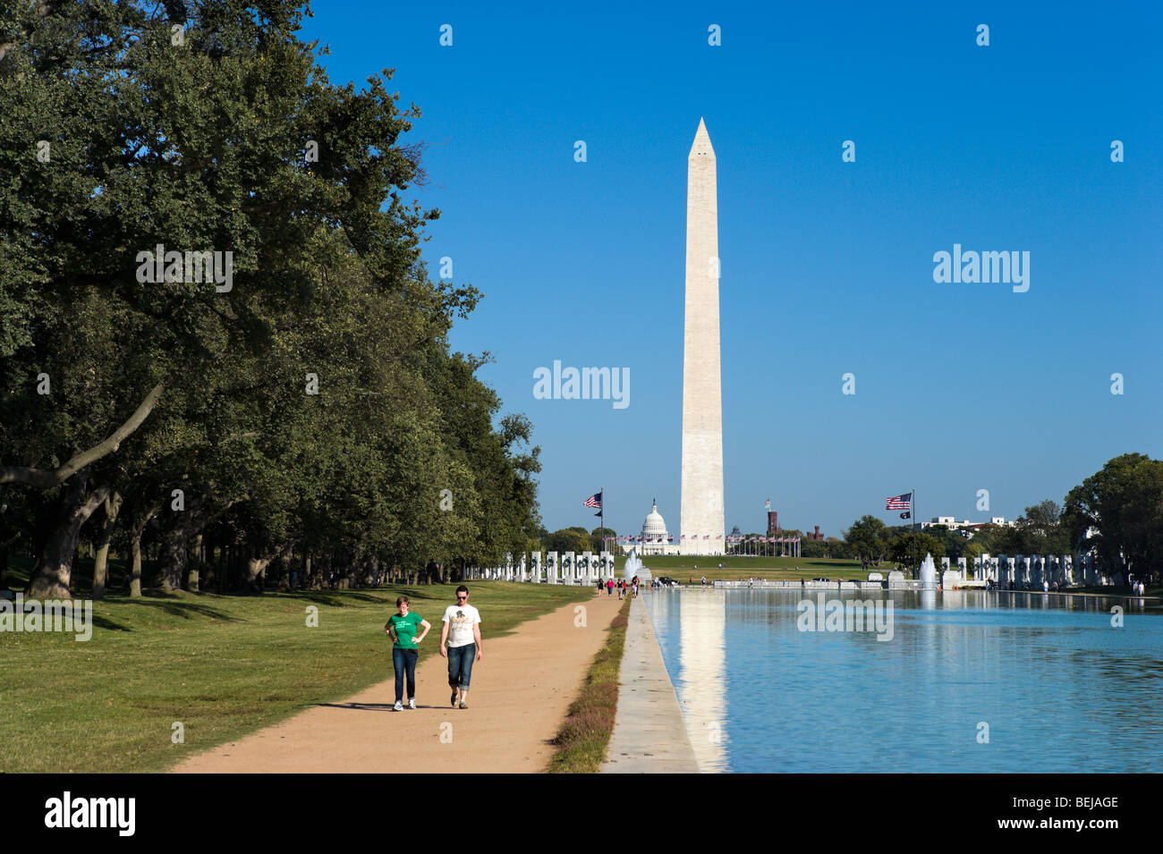 La piscina riflettente con il Monumento a Washington e il Capitol Building dietro, Washington DC, Stati Uniti d'America Foto Stock