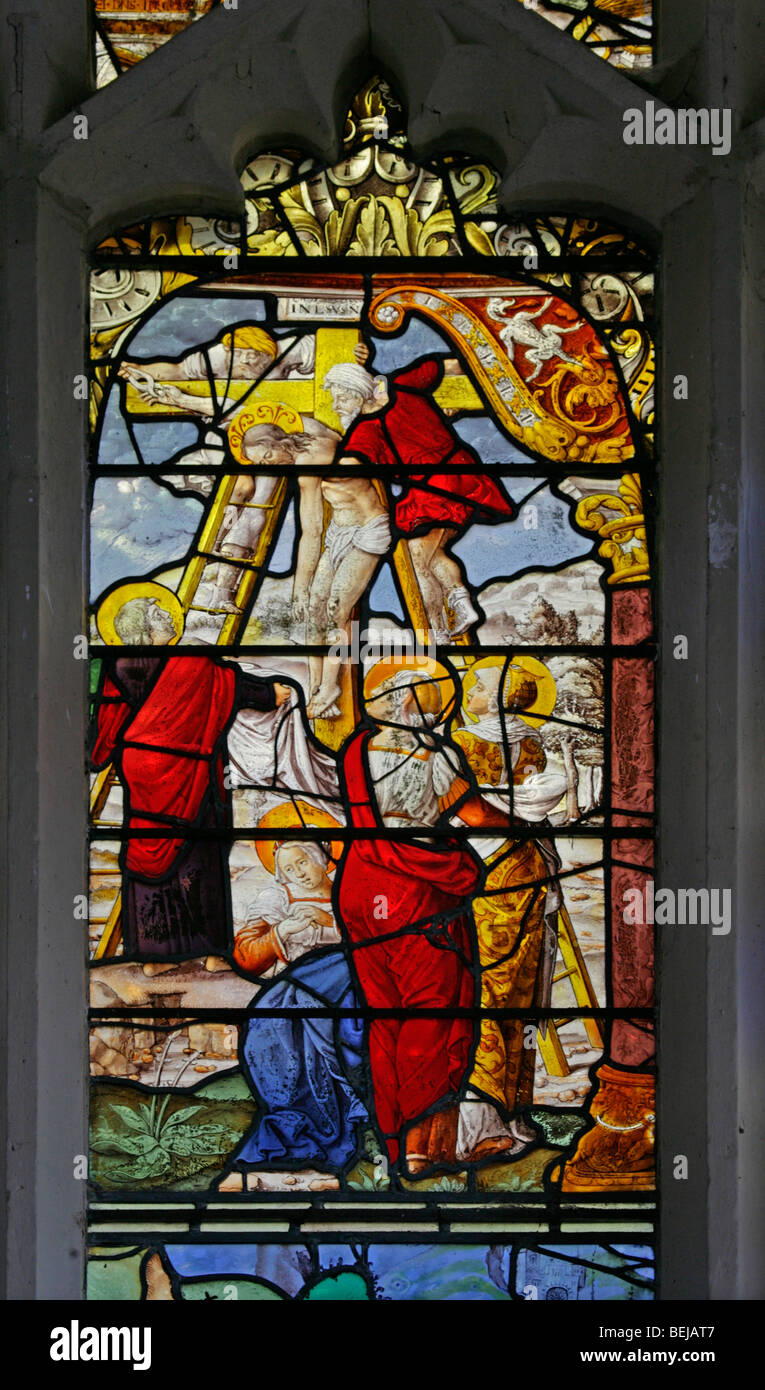 Una vetrata medievale raffigurante la discesa dalla croce, Warham Church, Norfolk, forse 16th secolo vetro tedesco Foto Stock