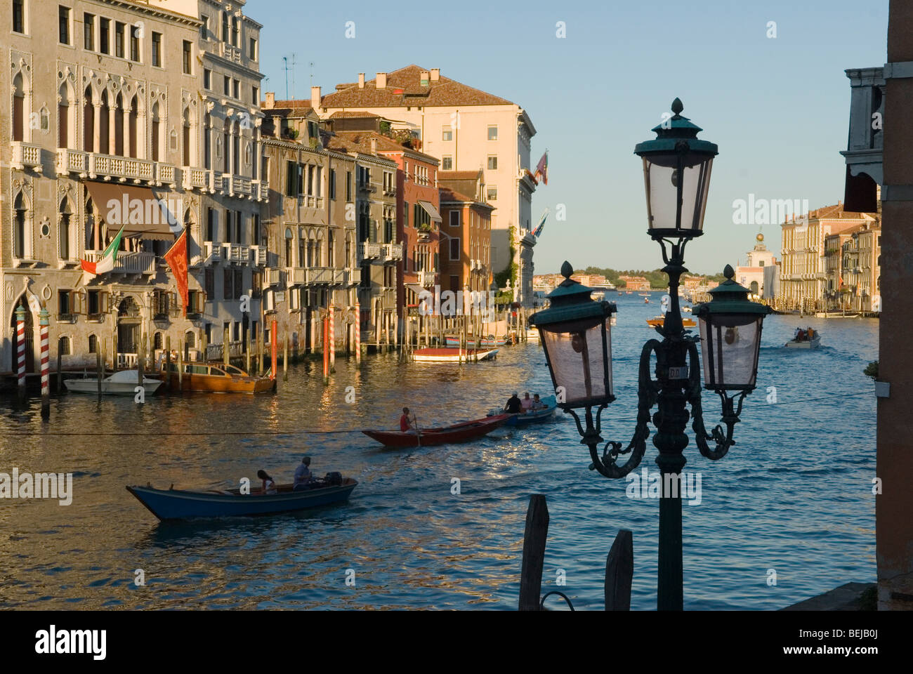 Canal grande Venezia Italia, gente locale sulle loro barche quando la sera inizia cala, Europa degli anni '2009 2000. HOMER SYKES Foto Stock