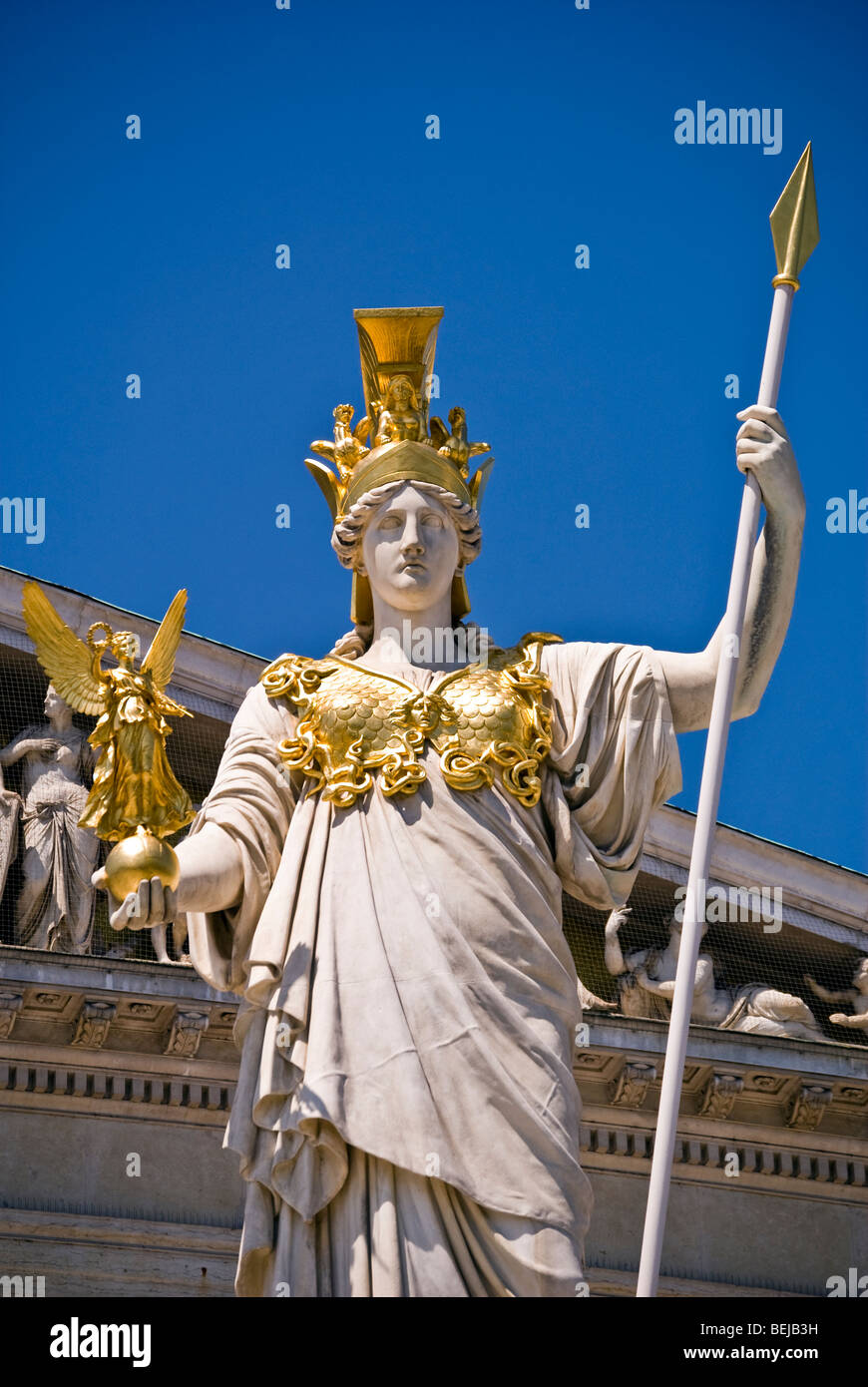 Statua di Athena al di fuori di Vienna il palazzo del parlamento, Austria Foto Stock