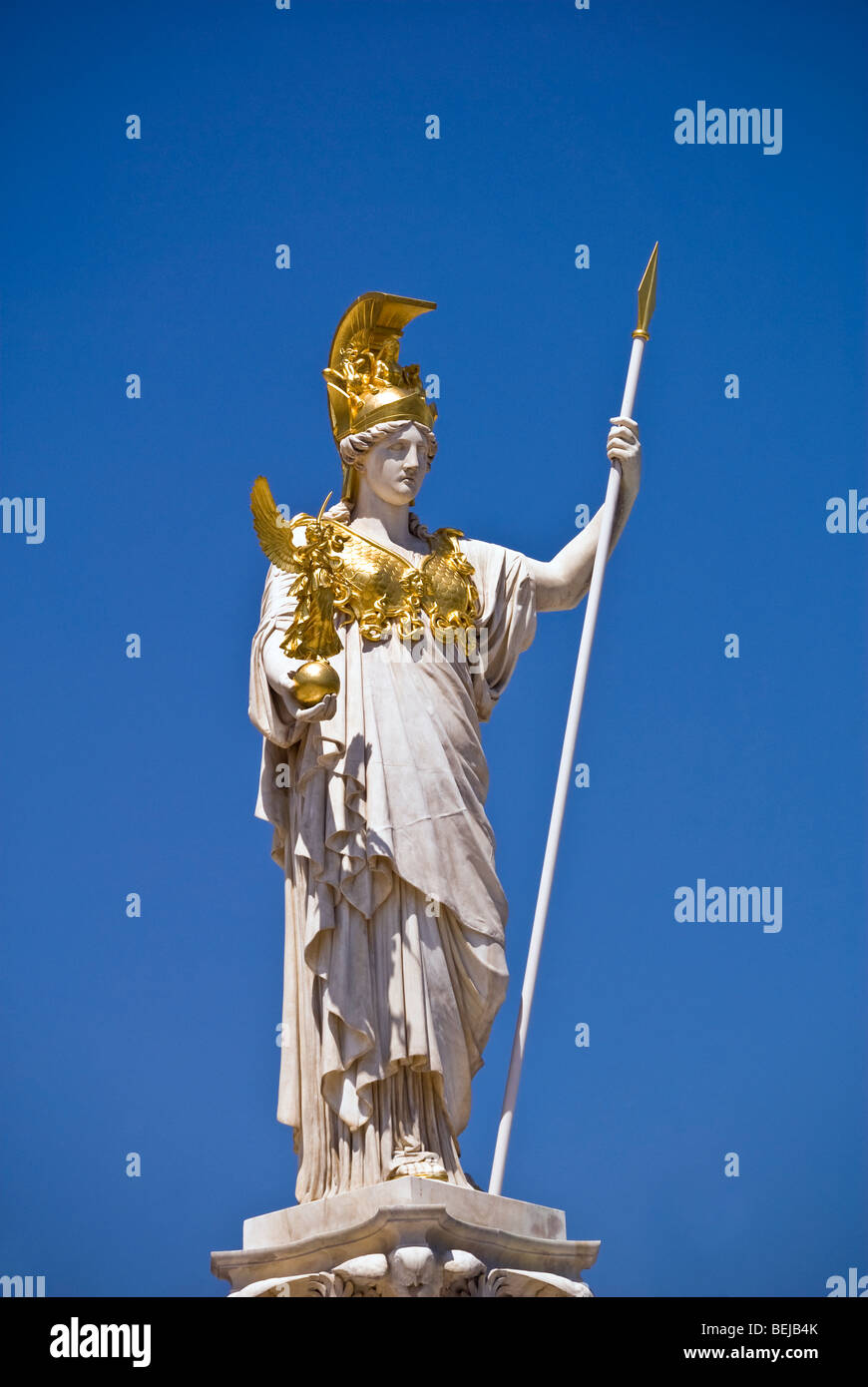 Statua di Athena al di fuori di Vienna il palazzo del parlamento, Austria Foto Stock
