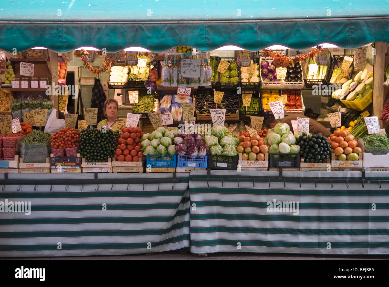 Chiosco di verdure al mercato di Rialto Venezia Italia anni '2009 2000 HOMER SYKES Foto Stock