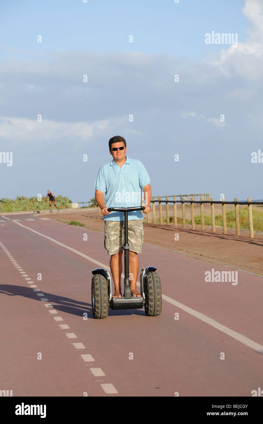 Uomo che cavalca segway Foto Stock