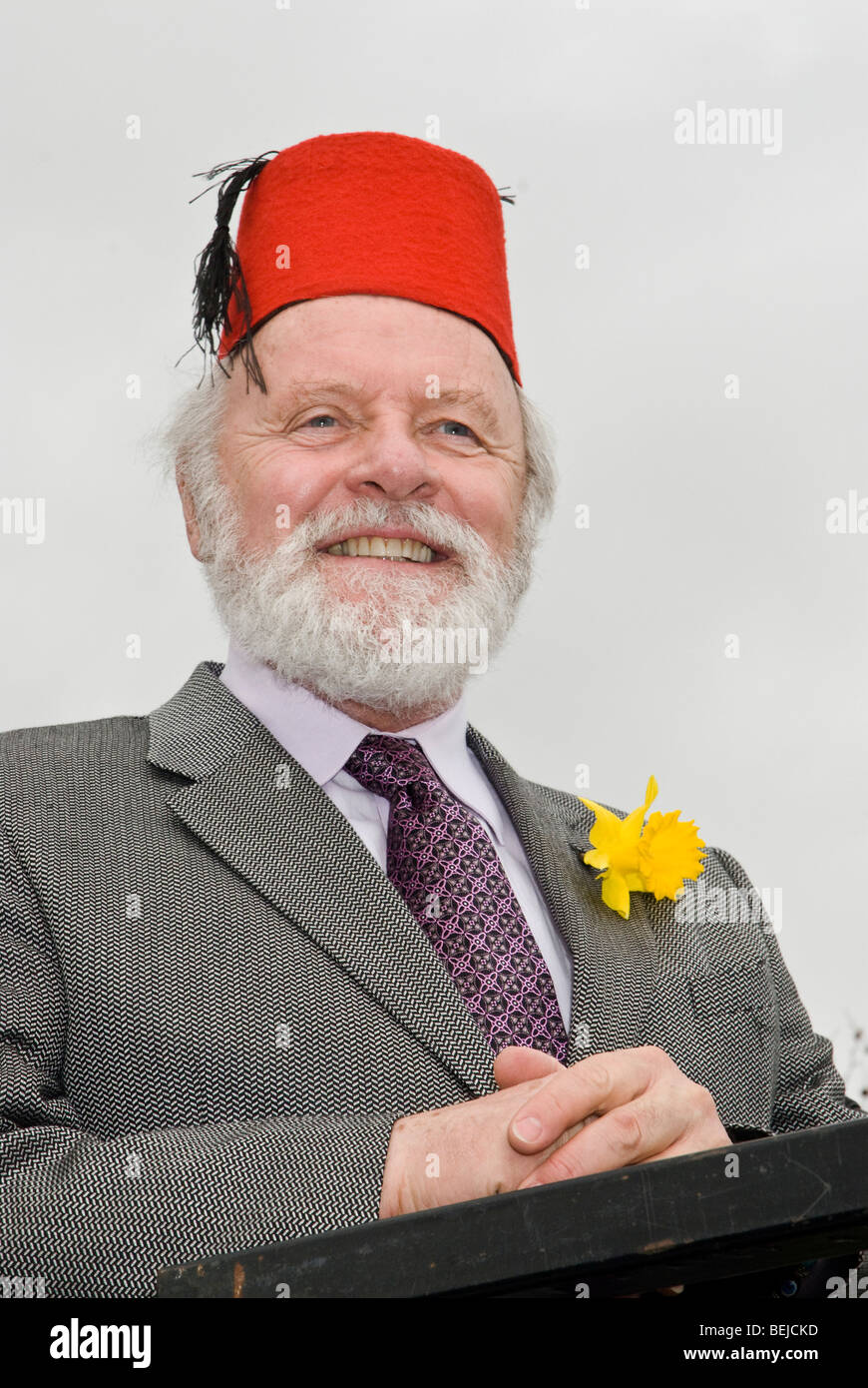 Attore Sir Anthony Hopkins ha visitato Caerphilly, Galles del Sud per svelare una nuova statua di mago Tommy Cooper Foto Stock