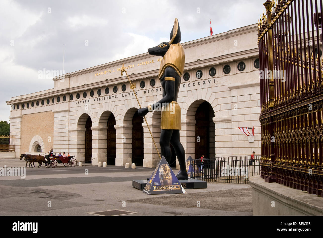 Dio egiziano Anubis "" in piedi al di fuori del Museo di Etnologia, Vienna, Austria Foto Stock