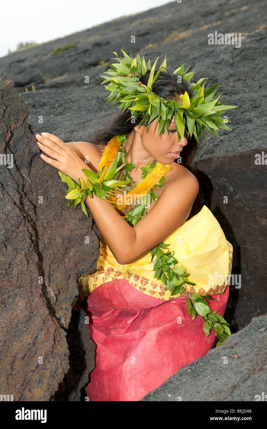 Giovane donna hawaiano indossando il tradizionale costume di hula. Foto Stock
