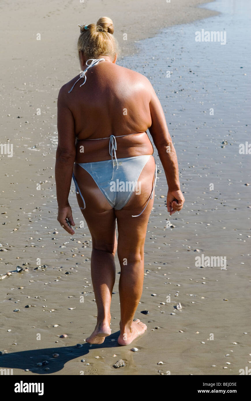 Sesso fluido persona anziana matura donna uomo sano corpo in forma indossando bikini bianco Lido di Venezia spiaggia Italia 2000S.. 2009 HOMER SYKES Foto Stock