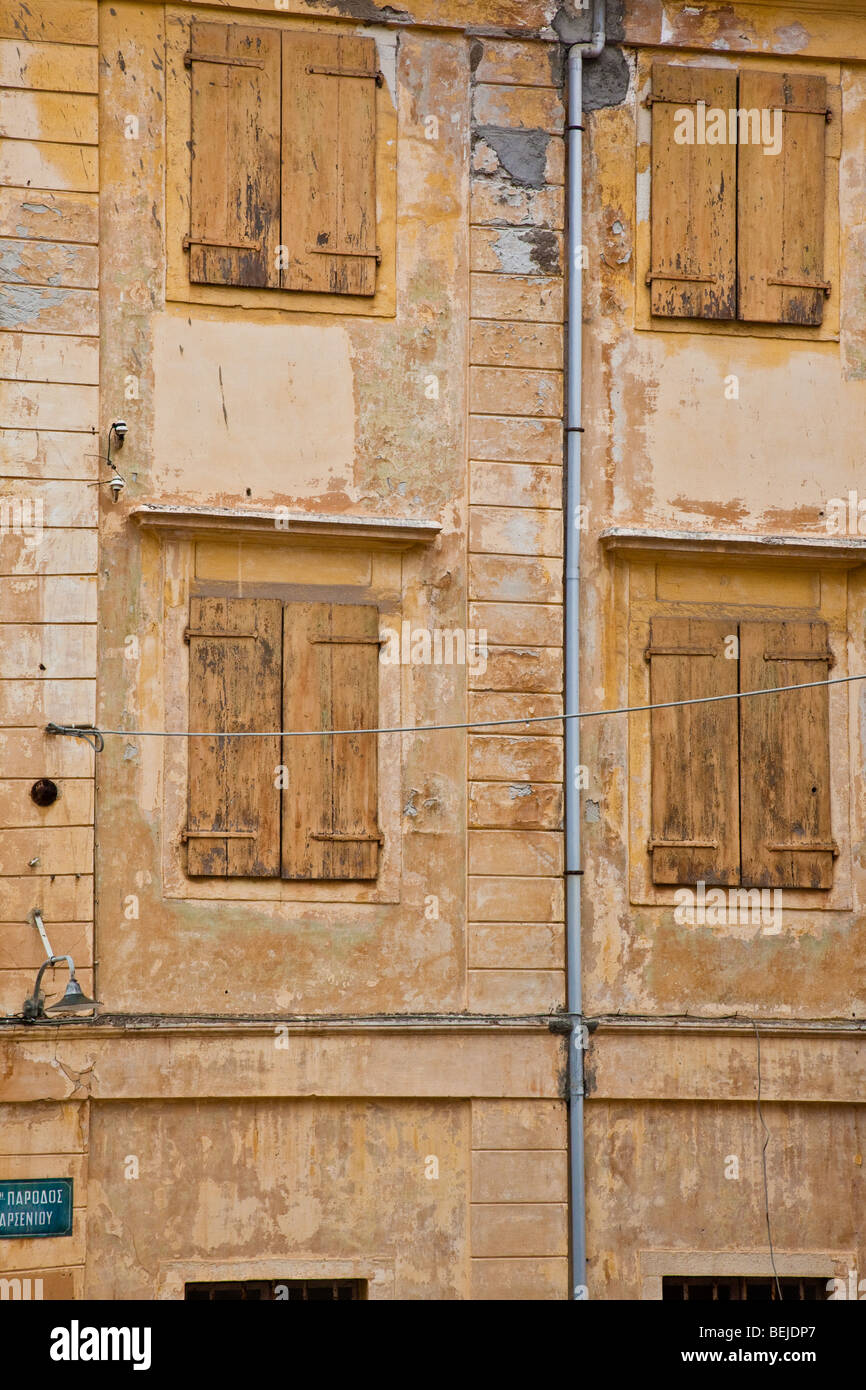 Le pareti colorate e persiane in citta di Corfu Foto Stock