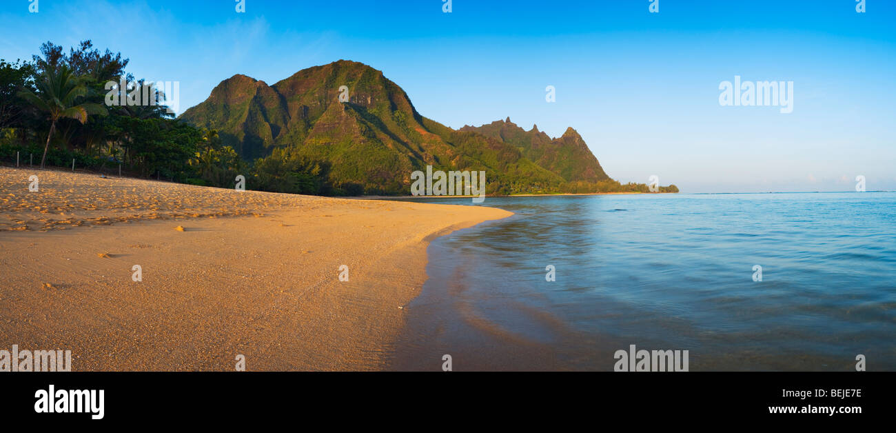 Spiaggia di gallerie e le scogliere noto come Bali Hai. Kaua'i. Hawaii. Stati Uniti d'America Foto Stock