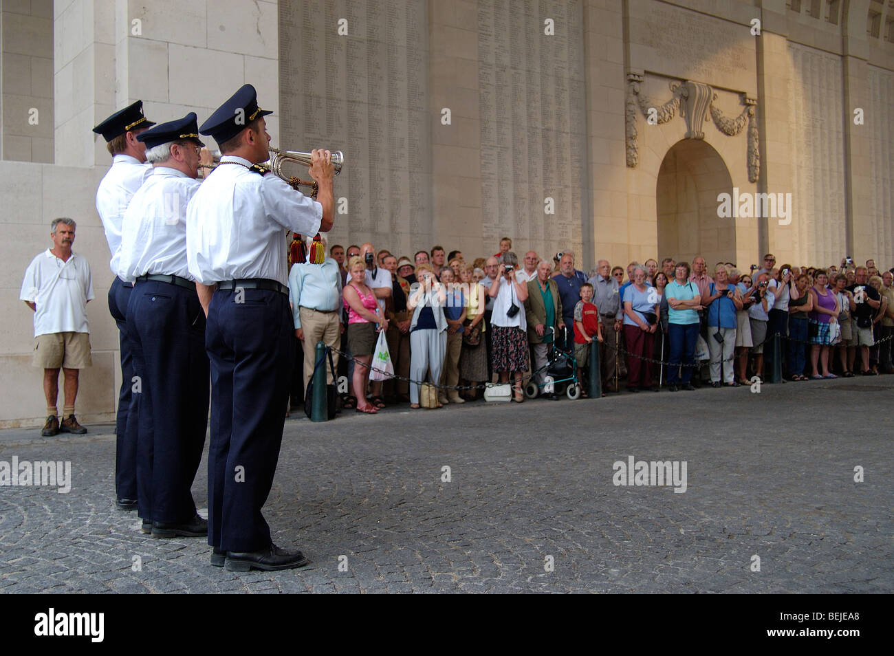 Buglers all ultimo Post cerimonia sotto Menin Gate Memorial per commemorare i soldati britannici uccisi in guerra mondiale uno, Ypres, Belgio Foto Stock