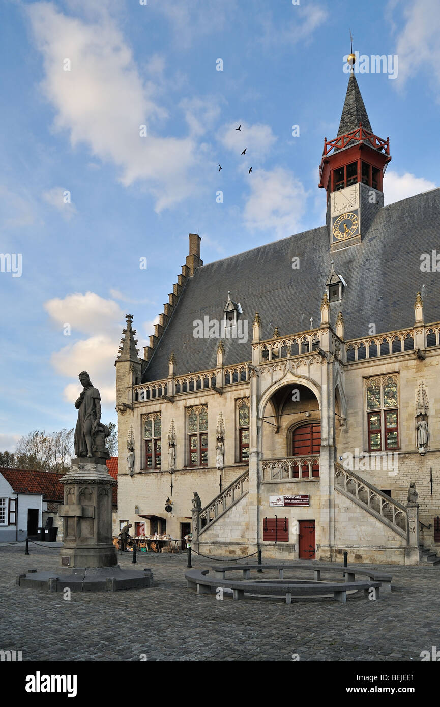 Statua di Jacob van Maerlant davanti al municipio presso la città medievale di Damme, Fiandre Occidentali, Belgio Foto Stock