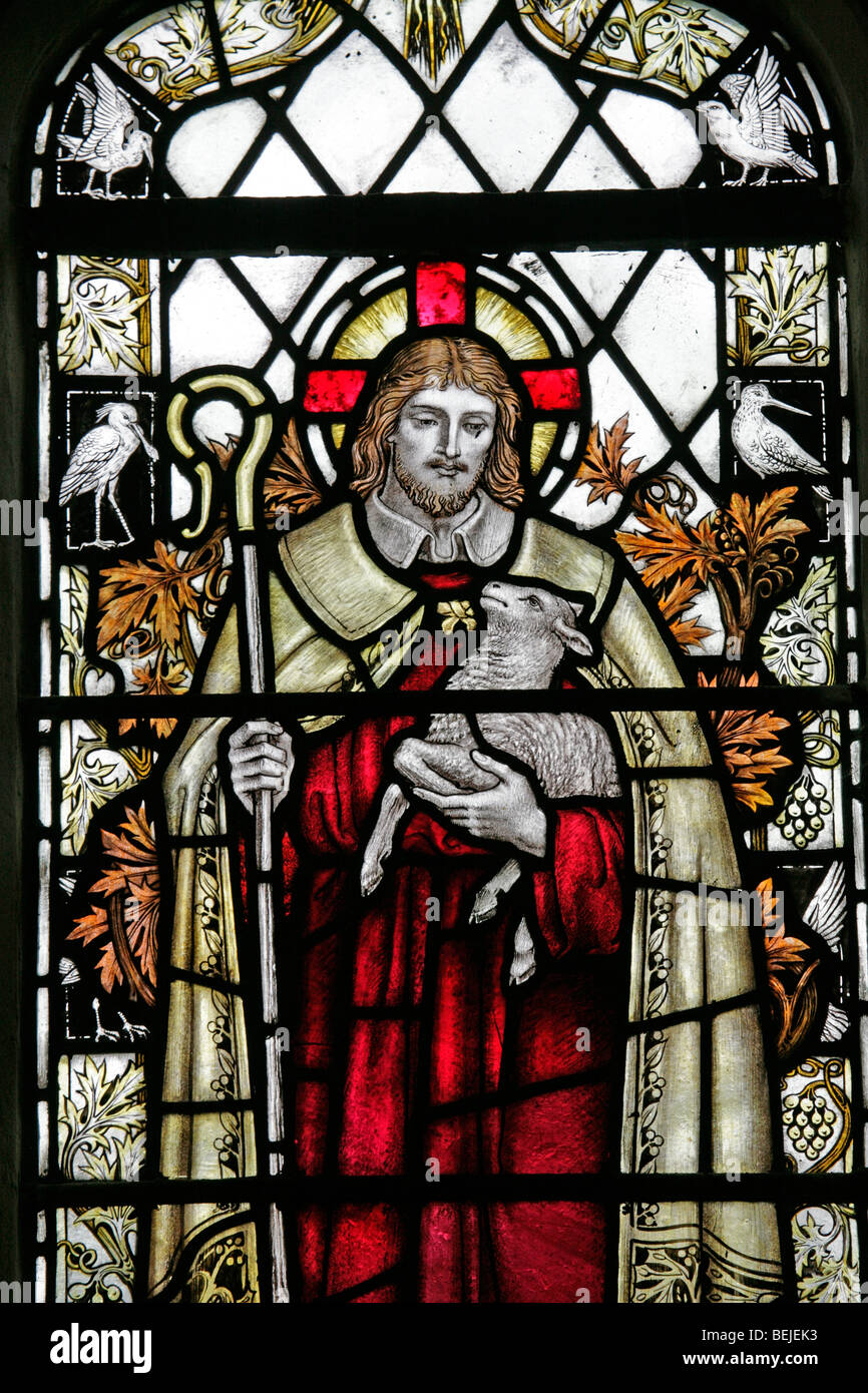 Dettaglio di una vetrata di J Powell & Sons raffigurante Gesù Cristo come il buon Pastore, Cley-NEXT-the-Sea Church, Norfolk Foto Stock