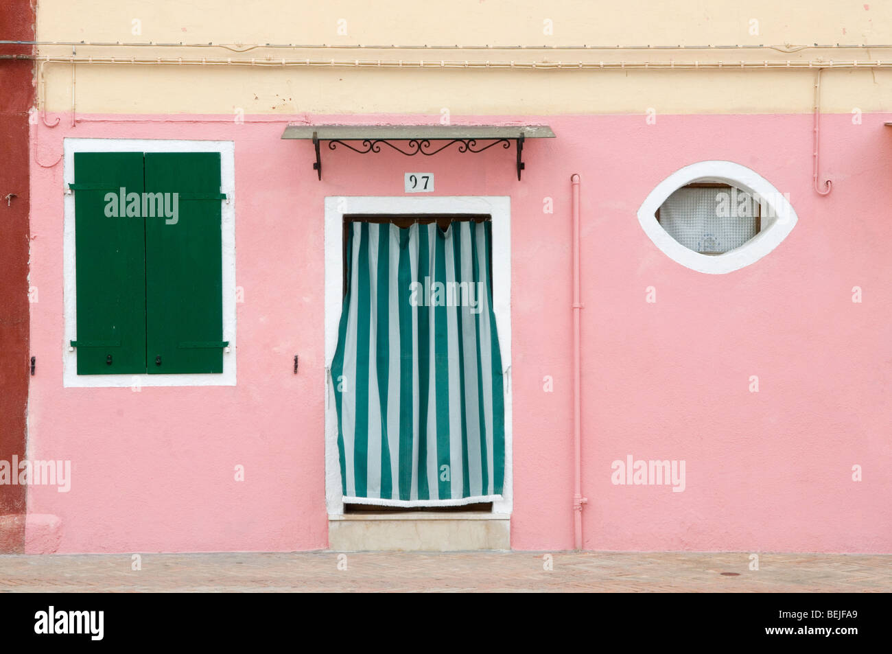 Burano. Venezia Italia case colorate sull'isola di Burano. 2009 2000 HOMER SYKES Foto Stock