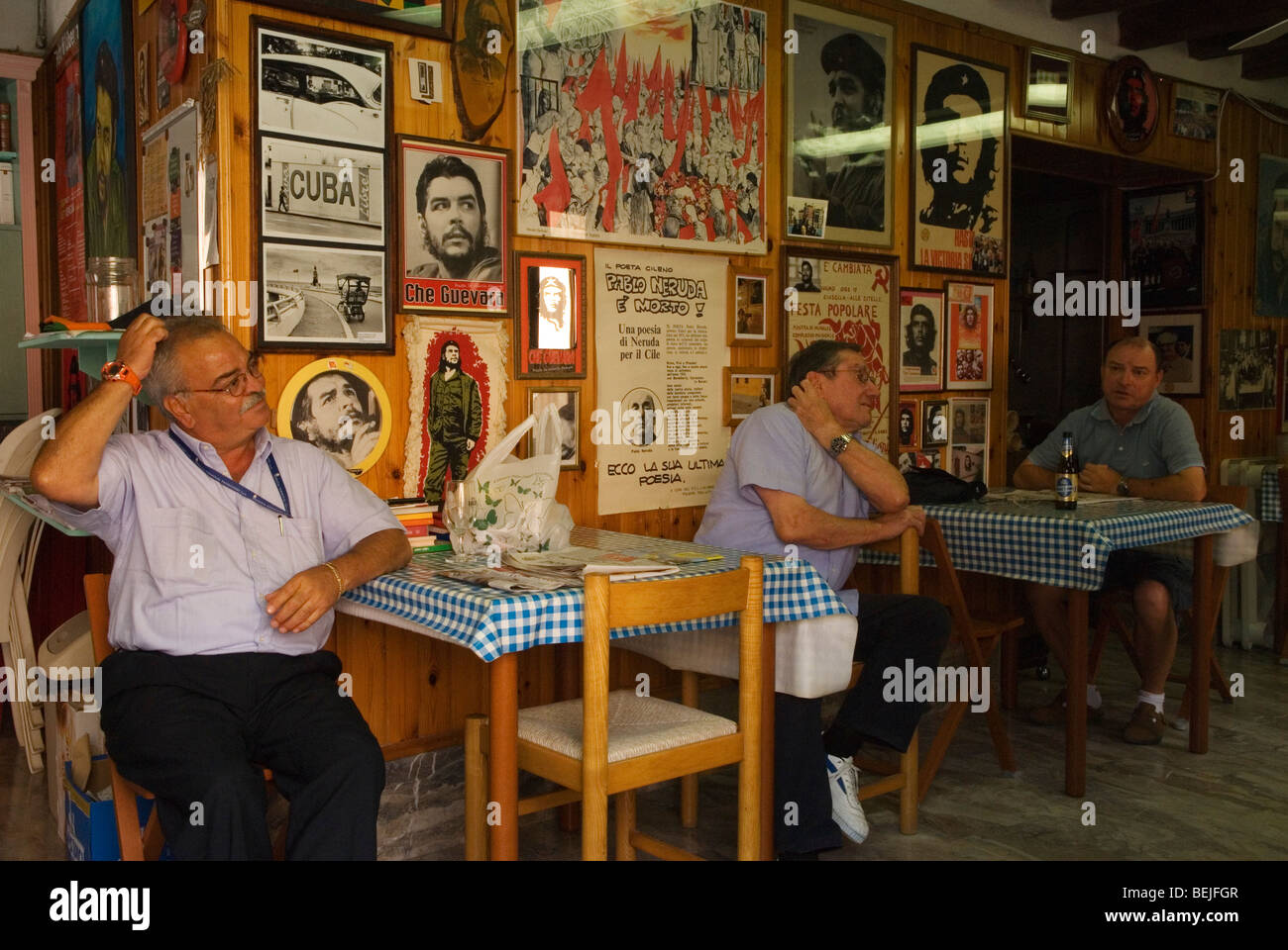Membri del Partito Comunista Italiano nello storico Circolo Partito della Rifondazione Comunista. Immagini socialiste di che Guevara. Italia Foto Stock