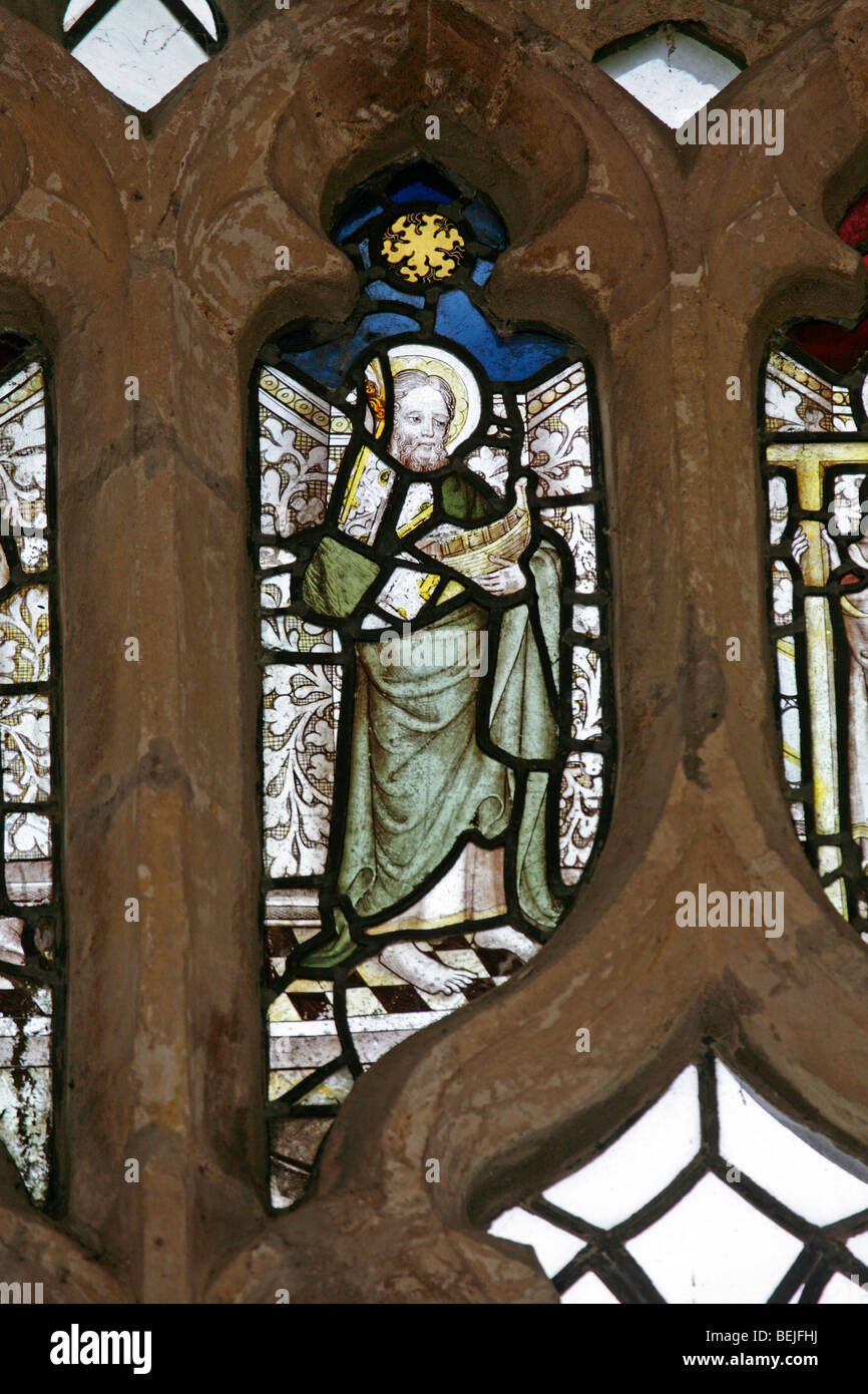 Dettaglio del medioevo una vetrata raffigurante San Giuda apostolo, Chiesa di Santa Maria, Stody, Norfolk Foto Stock