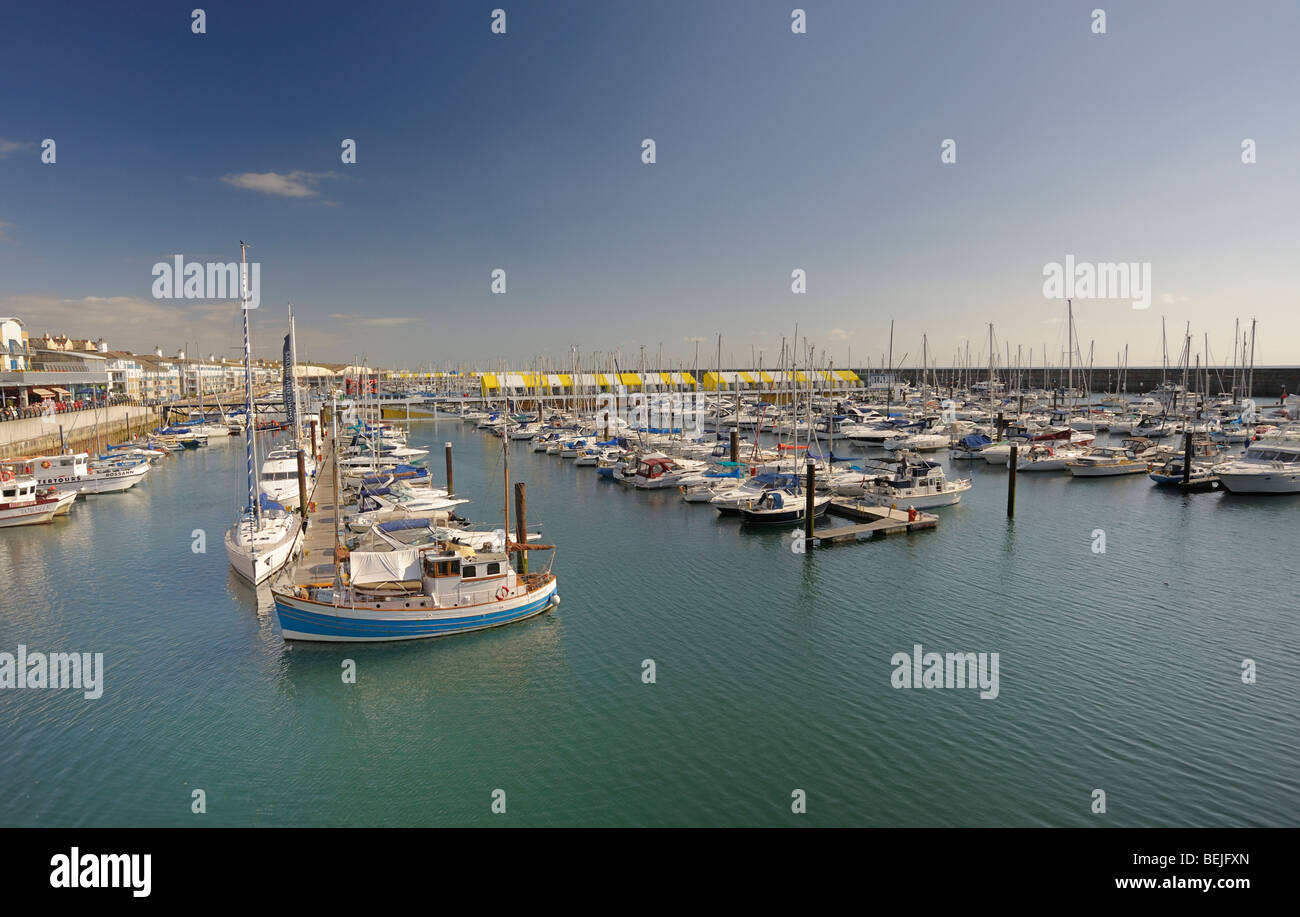 Barche ormeggiate in Brighton Marina Foto Stock