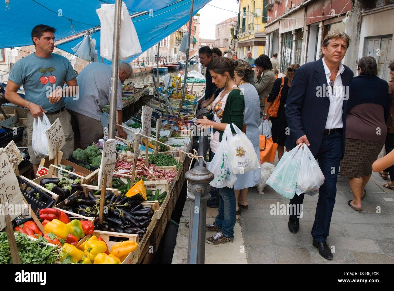Mercato alimentare italiano. Gente del posto di Venezia che fa shopping di verdure, bancarelle sono sulle barche dei canali. Arsenale Venezia. HOMER SYKES anni '2009 2000 Foto Stock