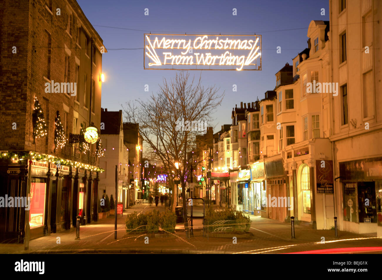 Luci di Natale Worthing città di sera della Contea del Sussex England Regno Unito Foto Stock