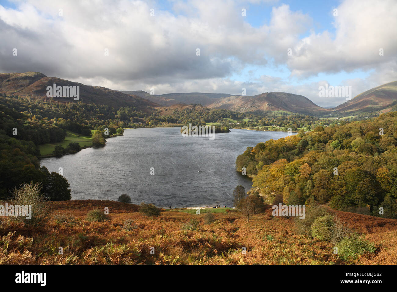 I colori autunnali presso il lago di Grasmere visto dalla Terrazza Loughrigg nel Lake District inglese, REGNO UNITO Foto Stock