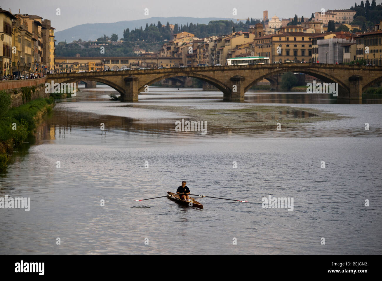 Vogatore sul fiume Arno, nel tardo pomeriggio, Firenze, Italia Foto Stock
