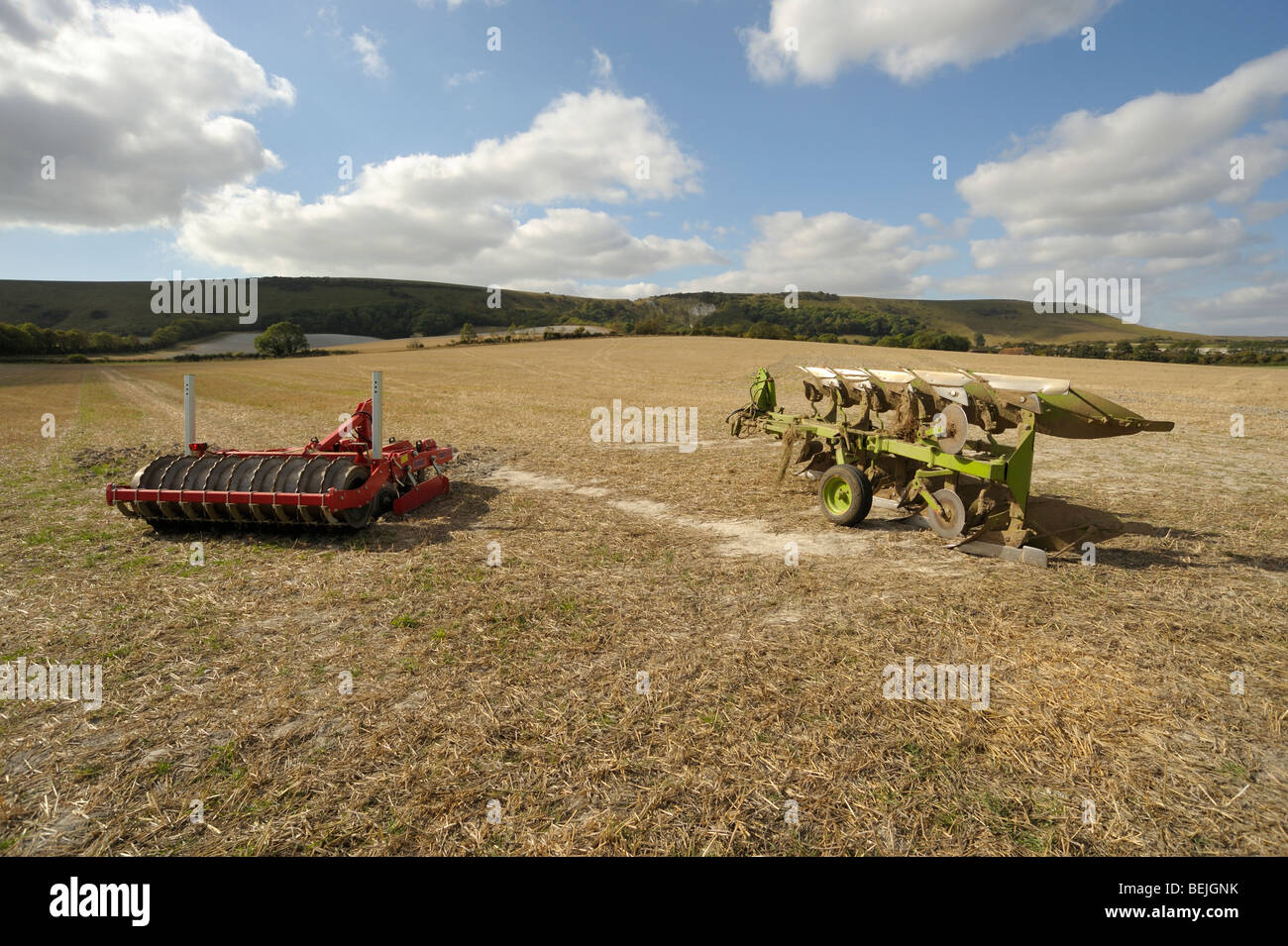 Macchinari agricoli seduto in un campo dopo il raccolto Foto Stock