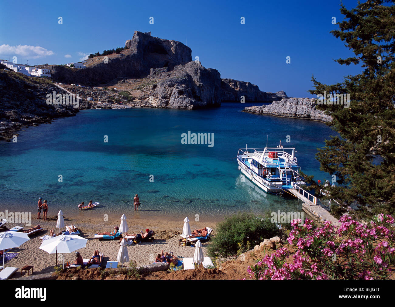 St Pauls Bay, Lindos, con l'acropoli di Athena sulla cima della collina, Rodi, Grecia Foto Stock