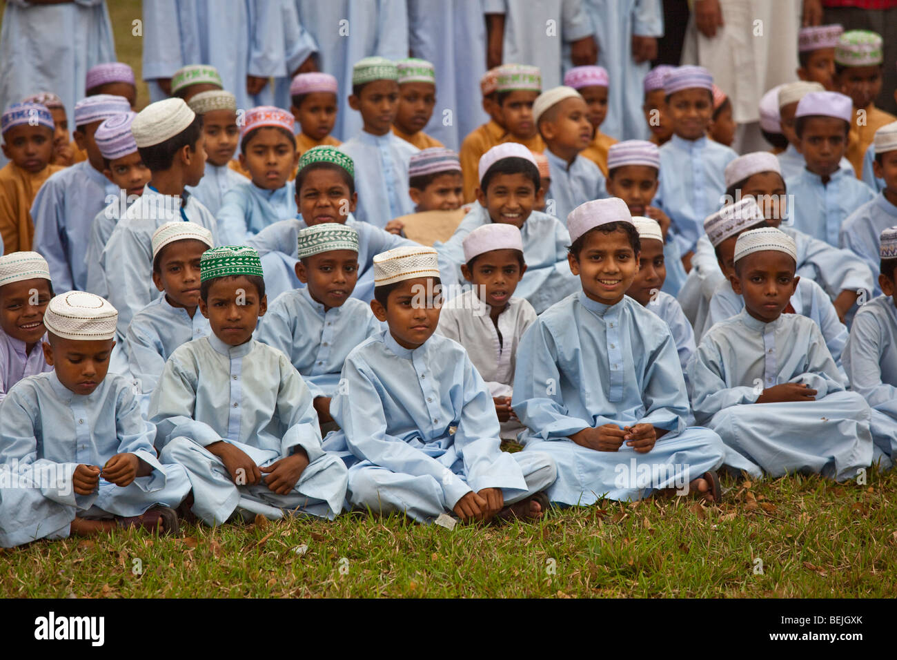 Ragazzi musulmani visitando Shait Gambuj moschea o sessanta moschea a cupola in Khulna Bangladesh Foto Stock