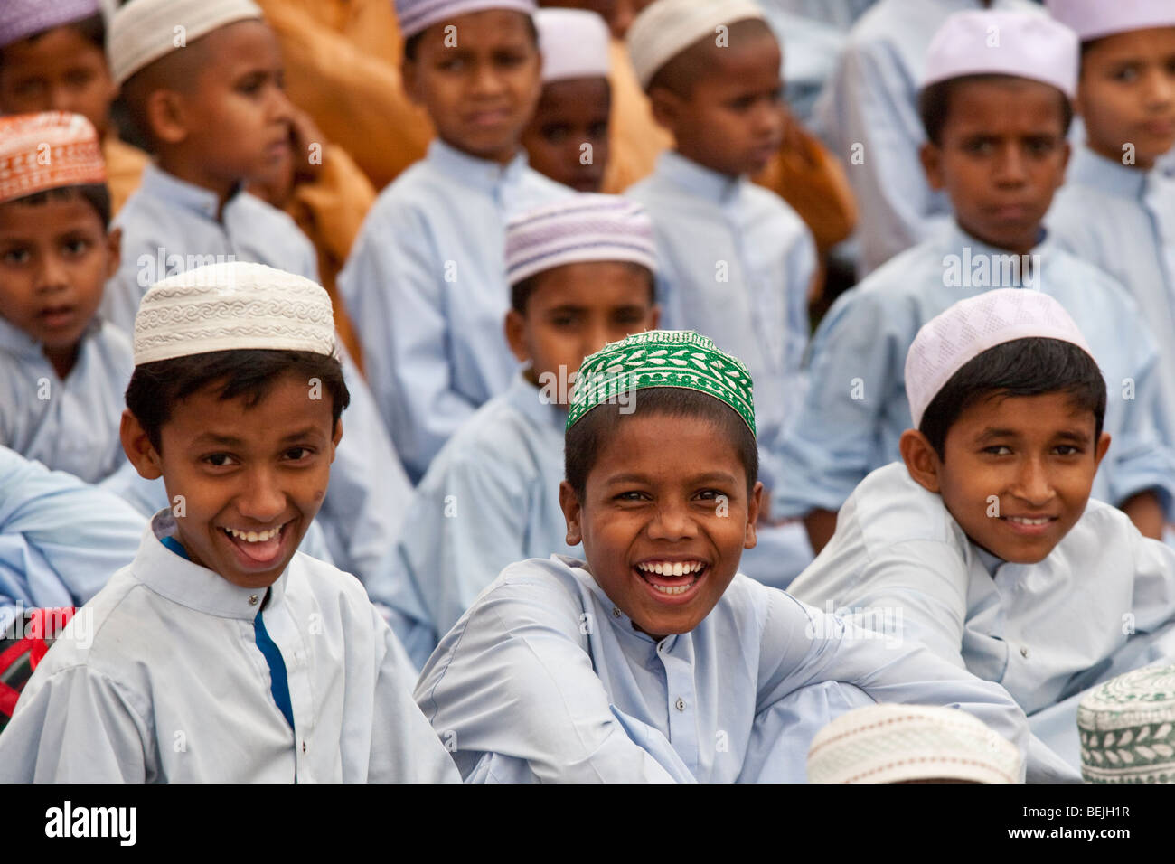 Ragazzi musulmani visitando Shait Gambuj moschea o sessanta moschea a cupola in Khulna Bangladesh Foto Stock