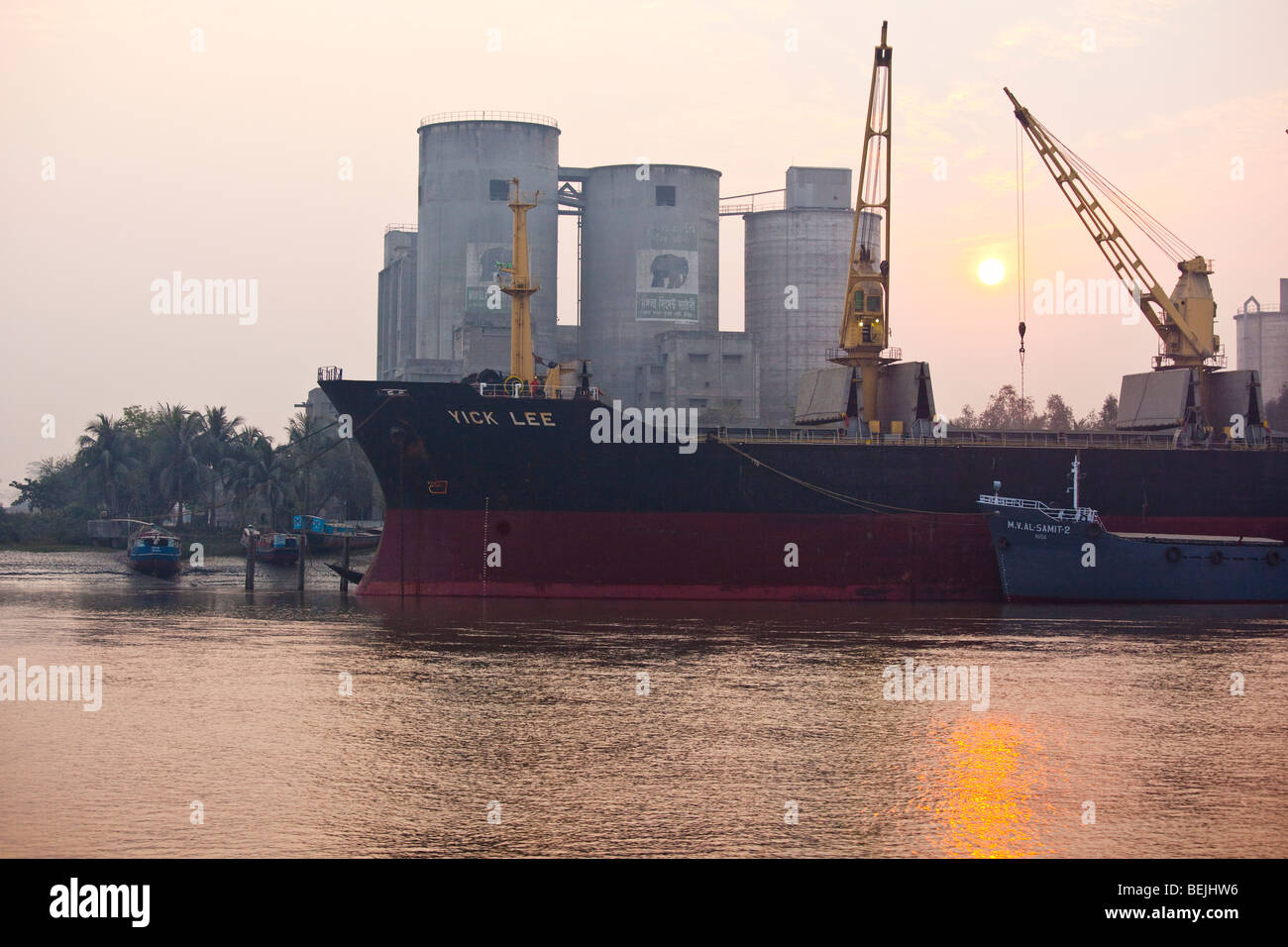 Nave cinese durante il caricamento del Bangladesh dal cemento cemento Mongla Facorty lungo il fiume Brahmaputra in Bangladesh Foto Stock