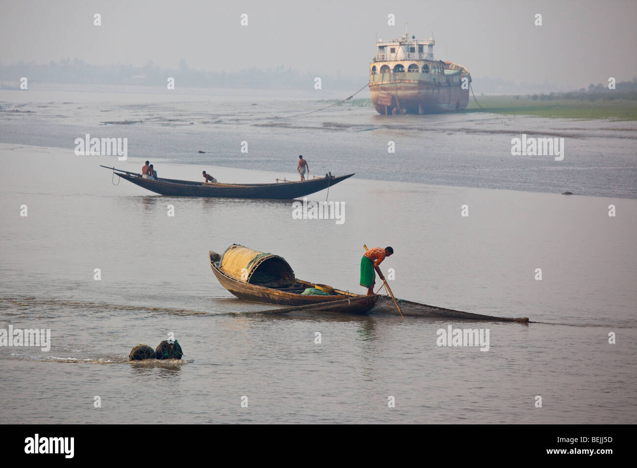 Visto dal razzo: pescatore controllare le sue reti sul fiume Buriganga in Bangladesh Foto Stock