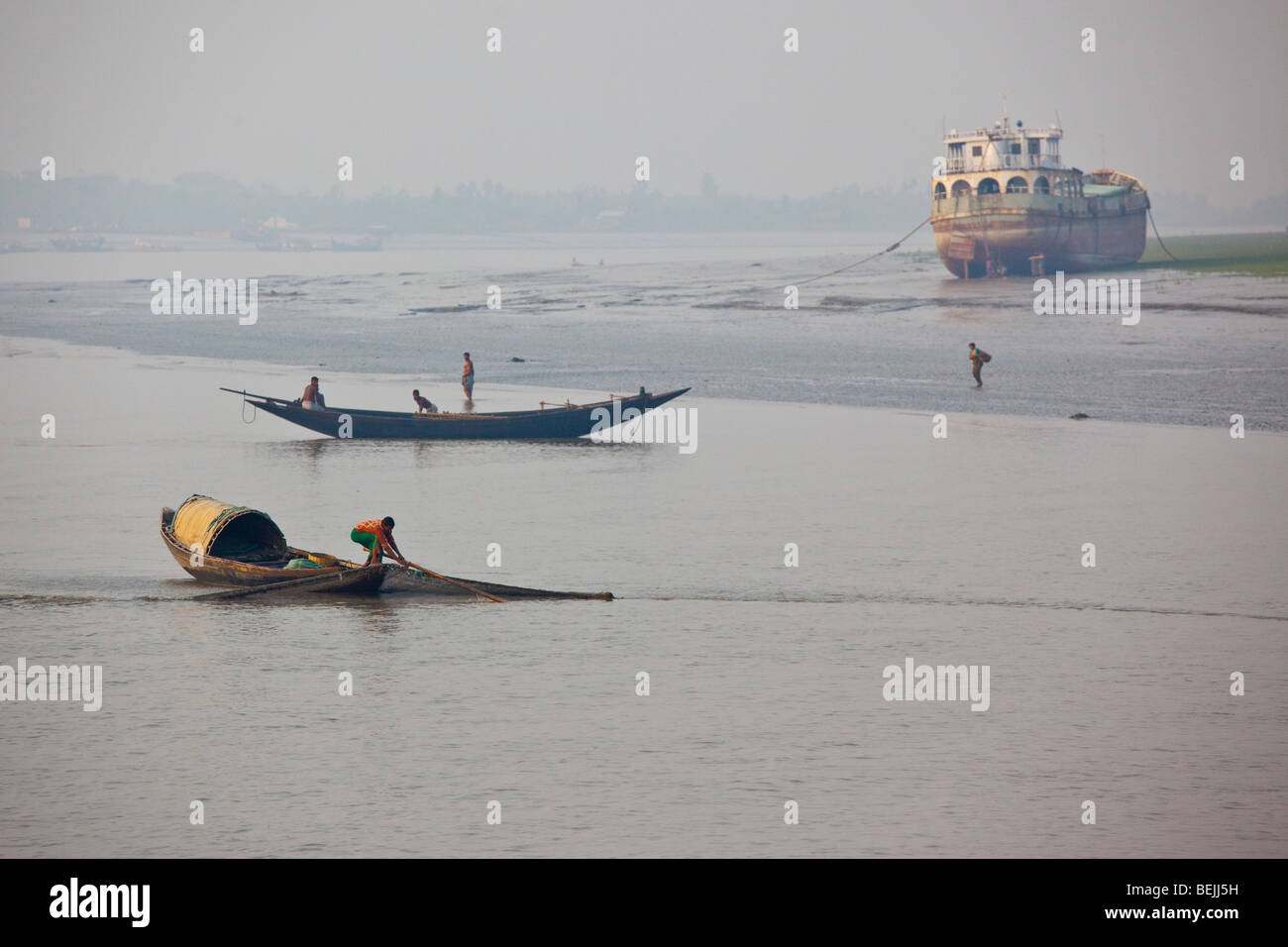 Visto dal razzo: pescatore controllare le sue reti sul fiume Buriganga in Bangladesh Foto Stock