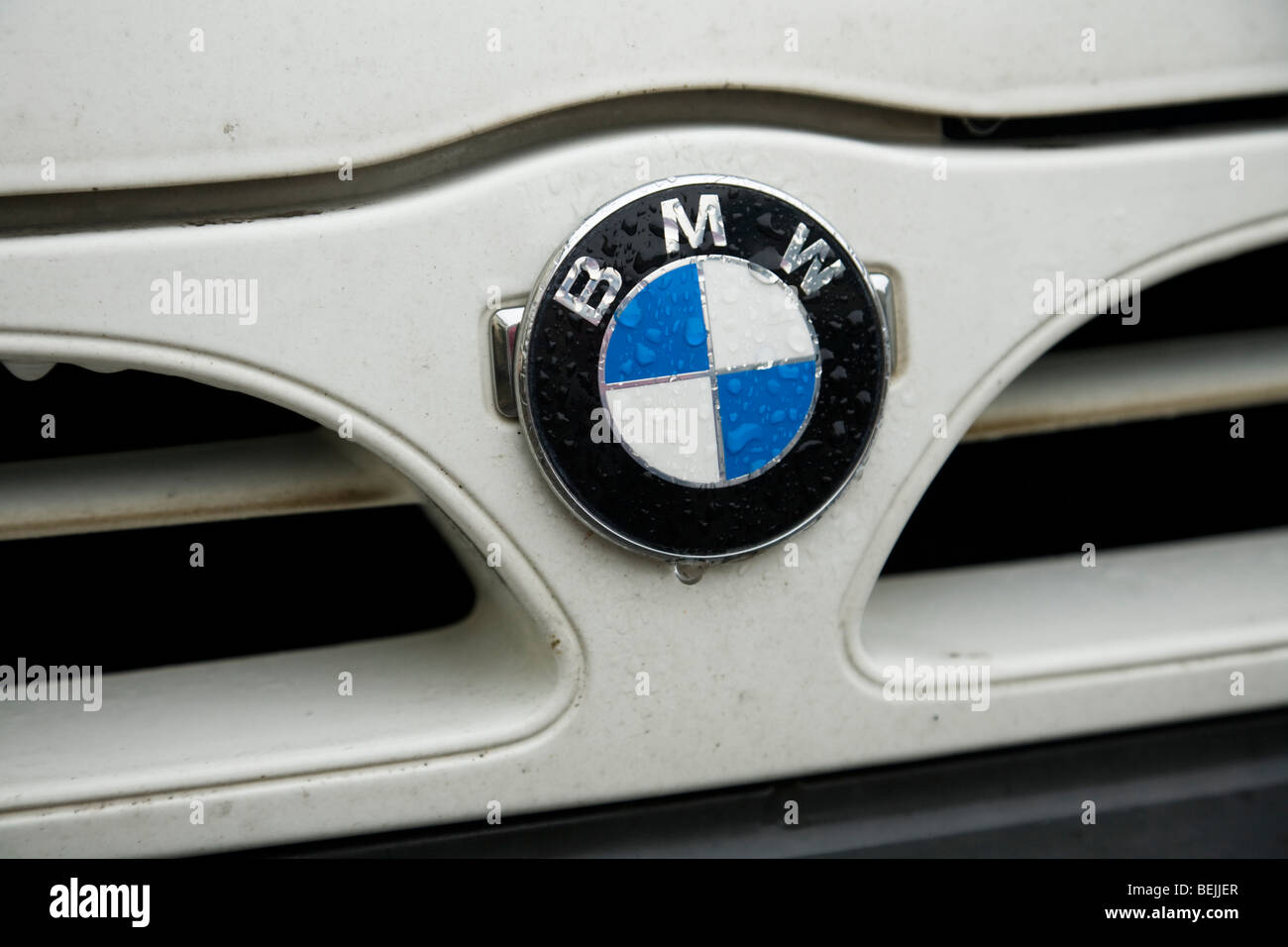 Un Nissan van griglia con una BMW badge applicato. Foto Stock