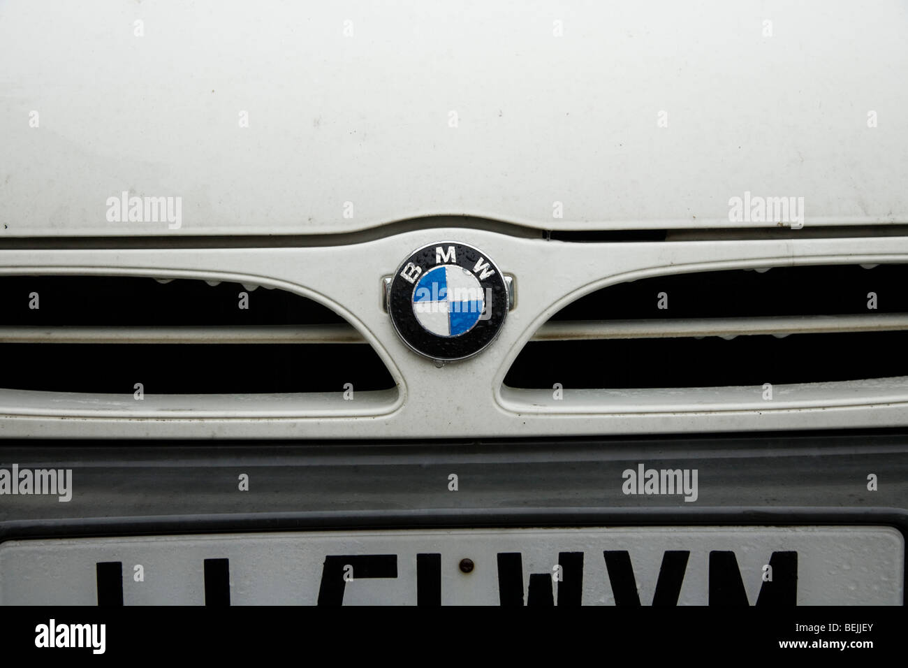 Un Nissan van griglia con una BMW badge applicato. Foto Stock