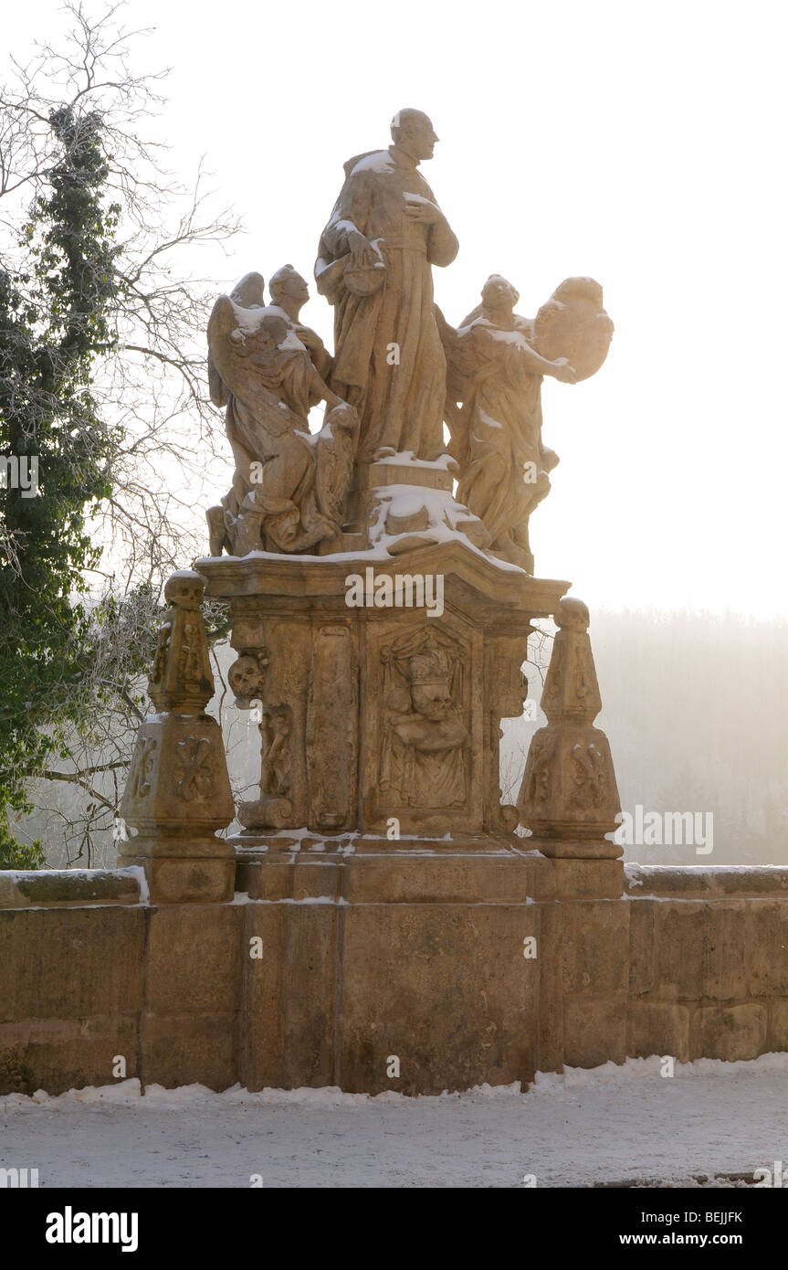 Statua barocca di San Francesco Borgia sul ponte di fronte al collegio gesuita di Kutná Hora. Foto Stock