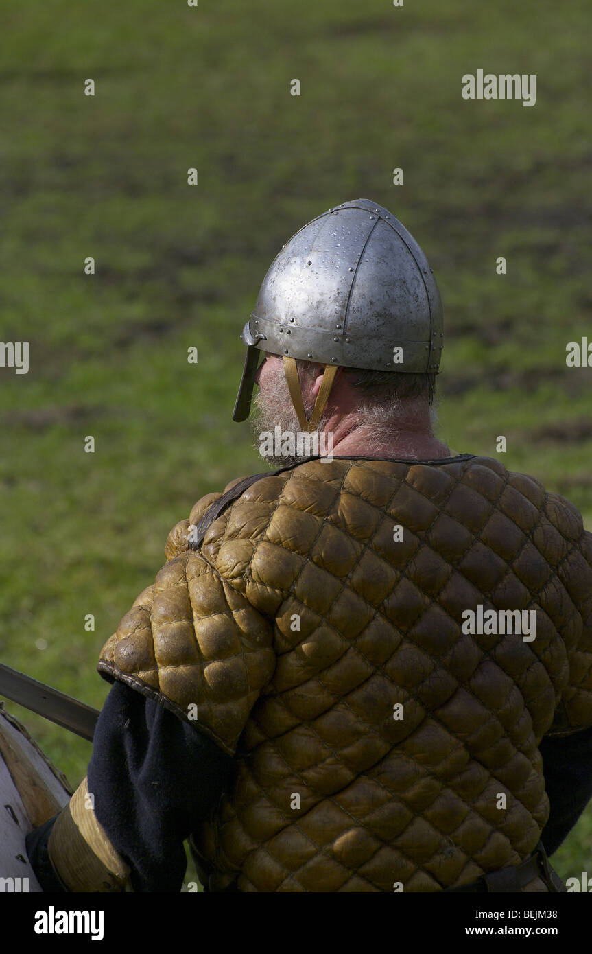 Viking indossando il casco alla rievocazione storica a Tiel nei Paesi Bassi Foto Stock